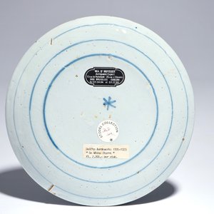 Une assiette en faïence de Delft bleu et blanc aux bûcherons de la série des "Zodiaques", début du 18ème — photo 2