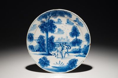 Une assiette en faïence de Delft bleu et blanc aux figures dans un paysage, 1ère moitié du 18ème
