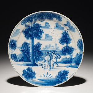 Une assiette en faïence de Delft bleu et blanc aux figures dans un paysage, 1ère moitié du 18ème — photo 1