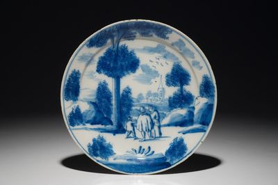 Une assiette en faïence de Delft bleu et blanc aux figures dans un paysage, 1ère moitié du 18ème