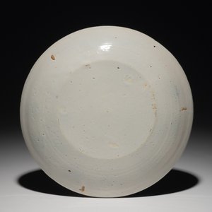 Une assiette en faïence de Delft bleu et blanc aux figures dans un paysage, 1ère moitié du 18ème — photo 2