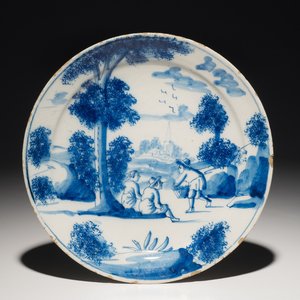Une assiette en faïence de Delft bleu et blanc aux figures dans un paysage, 1ère moitié du 18ème — photo 1