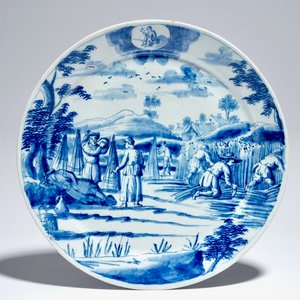 Une assiette en faïence de Delft bleu et blanc aux paysans de la série des "Zodiaques", début du 18ème — photo 1