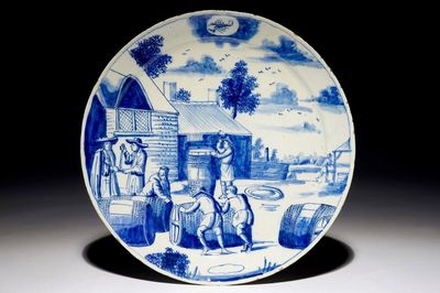 Une assiette en faïence de Delft bleu et blanc aux tonneliers de la série des "Zodiaques", début du 18ème