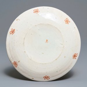 Une assiette en faïence de Delft doré à décor de chinoiserie aux oiseaux, début du 18ème — photo 2