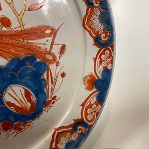 Une assiette en faïence de Delft doré à décor d'un paon, 18ème — photo 3