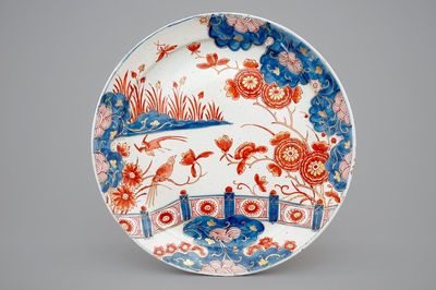 Une assiette en faïence de Delft doré à la chinoiserie, début 18ème