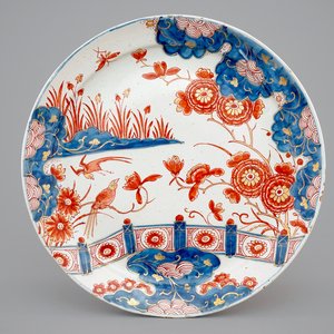 Une assiette en faïence de Delft doré à la chinoiserie, début 18ème — photo 1