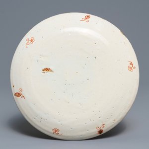Une assiette en faïence de Delft doré de style Imari à décor de chinoiserie, 18ème — photo 2