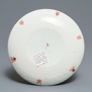 Une assiette en faïence de Delft doré de style Kakiemon, début du 18ème — photo 2