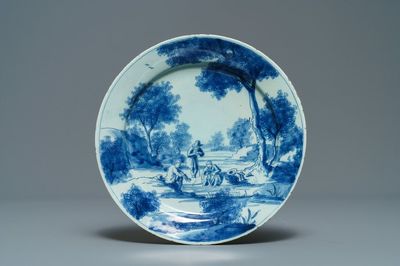 Une assiette en faïence de Delft en bleu et blanc à décor de figures dans un paysage, 1er quart du 18ème