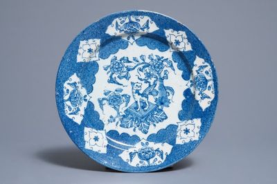 Une assiette en faïence de Delft en bleu et blanc, Angleterre, Bristol ou Liverpool, 18ème