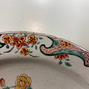 Une assiette en faïence de Delft petit feu à décor floral de style chinoiserie, 18ème — photo 3