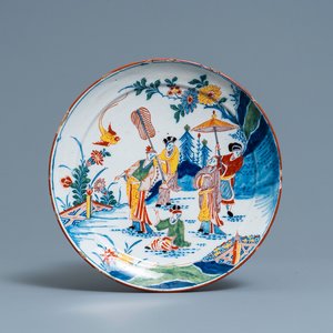 Une assiette en faïence de Delft polychrome à décor de chinois dans un jardin, 18ème — photo 1