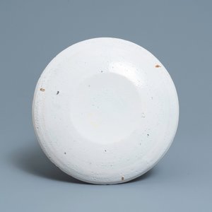 Une assiette en faïence de Delft polychrome à décor de chinois dans un jardin, 18ème — photo 2