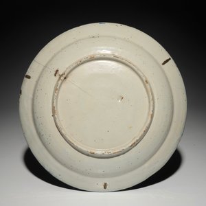 Une assiette en faïence de Delft polychrome à décor quatre-coeurs et une polylobée en blanc de Delft, 18ème — photo 3