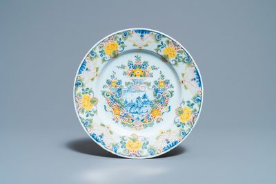 Une assiette en faïence de Delft polychrome à technique mixte, 18ème