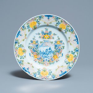 Une assiette en faïence de Delft polychrome à technique mixte, 18ème — photo 1