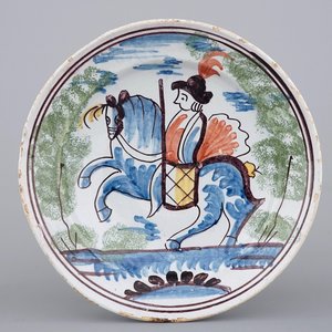 Une assiette en faïence de Delft polychrome au décor d'un chevalier, 18ème — photo 1