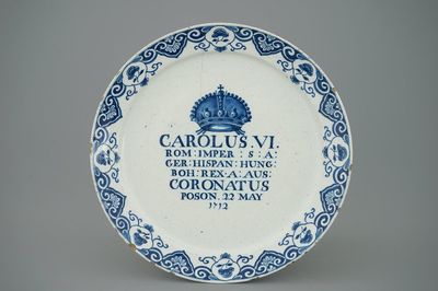 Une assiette en faïence de Delft pour le couronnement de Charles VI du Saint-Empire, ca. 1722