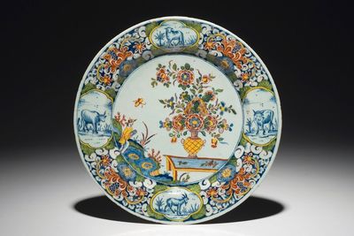 Une assiette en faïence de Delft technique mixte à décor d'un vase fleurie, 18ème