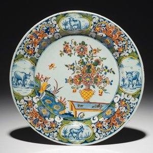 Une assiette en faïence de Delft technique mixte à décor d'un vase fleurie, 18ème — photo 1