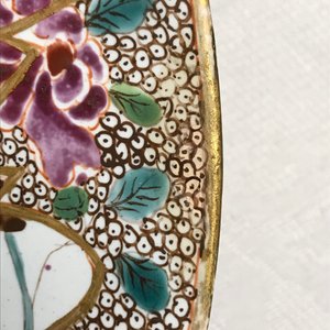 Une assiette en faïence de Holitsch de style famille rose, Hongrie, 18ème — photo 3
