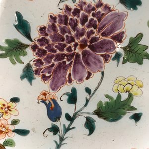Une assiette en faïence de Holitsch de style famille rose, Hongrie, 18ème — photo 8