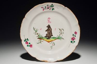 Une assiette en faïence de l'est à décor d'un ours, Les Islettes ou Moustiers, 18ème