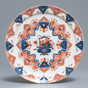 Une assiette en faïence dorée de Delft à décor d'un panier fleuri, 18ème — photo 1