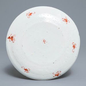Une assiette en faïence dorée de Delft à décor d'un panier fleuri, 18ème — photo 2
