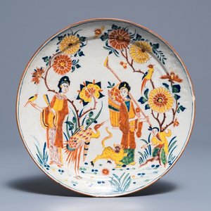 Une assiette en faïence polychrome de Delft à décor de chinoiserie avec un tigre, 18ème — photo 1