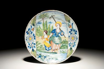 Une assiette en faïence polychrome de Delft à décor d'une femme et sa fille au travail, 18ème