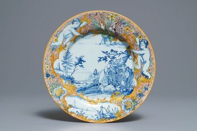 Une assiette en faïence polychrome de Delft à décor pastoral, 18ème