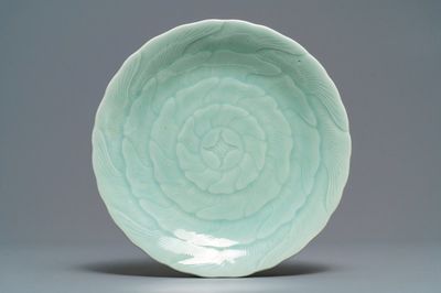 Une assiette en forme de chrysanthème en porcelaine de Chine céladon, marque et époque de Qianlong