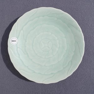 Une assiette en forme de chrysanthème en porcelaine de Chine céladon, marque et époque de Qianlong — photo 14