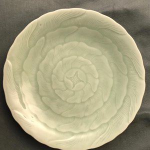 Une assiette en forme de chrysanthème en porcelaine de Chine céladon, marque et époque de Qianlong — photo 3