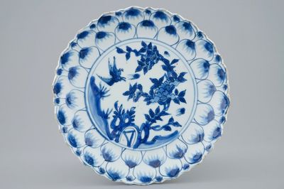 Une assiette en forme de lotus en porcelaine de Chine bleu et blanc de type Kraak, Wanli, 1573-1619