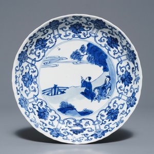 Une assiette en forme de lotus en porcelaine de Chine bleu et blanc, marque et époque de Kangxi — photo 1
