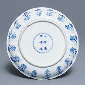 Une assiette en forme de lotus en porcelaine de Chine bleu et blanc, marque et époque de Kangxi — photo 2