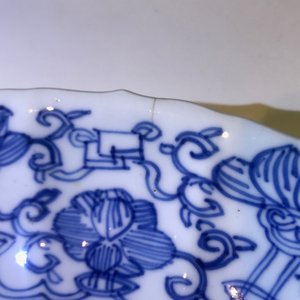 Une assiette en forme de lotus en porcelaine de Chine bleu et blanc, marque et époque de Kangxi — photo 3