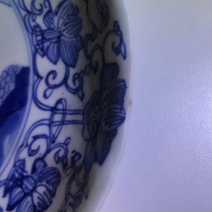 Une assiette en forme de lotus en porcelaine de Chine bleu et blanc, marque et époque de Kangxi — photo 4