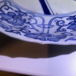 Une assiette en forme de lotus en porcelaine de Chine bleu et blanc, marque et époque de Kangxi — photo 5