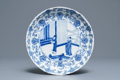 Une assiette en forme de lotus en porcelaine de Chine bleu et blanc, marque et époque de Kangxi