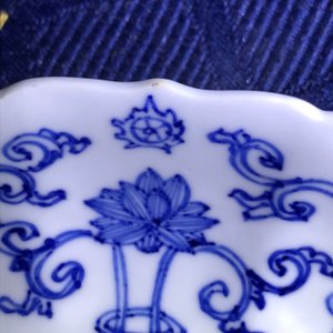 Une assiette en forme de lotus en porcelaine de Chine bleu et blanc, marque et époque de Kangxi — photo 5
