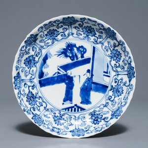 Une assiette en forme de lotus en porcelaine de Chine bleu et blanc, marque et époque de Kangxi — photo 1