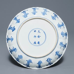 Une assiette en forme de lotus en porcelaine de Chine bleu et blanc, marque et époque de Kangxi — photo 2