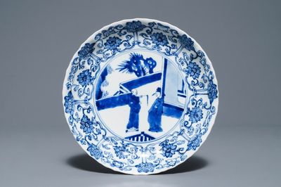Une assiette en forme de lotus en porcelaine de Chine bleu et blanc, marque et époque de Kangxi