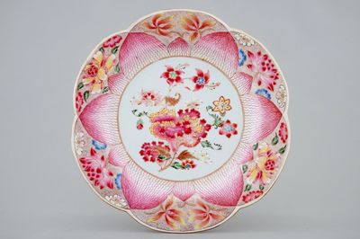 Une assiette en forme de lotus en porcelaine de Chine famille rose, Yongzheng, 1723-1735
