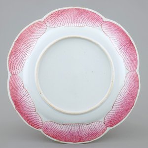 Une assiette en forme de lotus en porcelaine de Chine famille rose, Yongzheng, 1723-1735 — photo 2